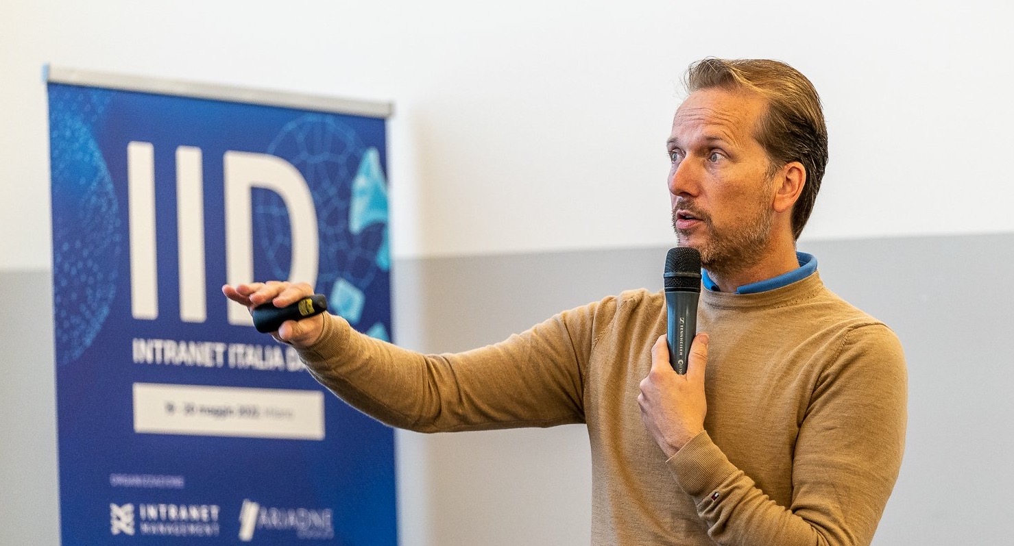 Foto van Christiaan op het podium bij Intranet Italia Day 2022, Milaan.